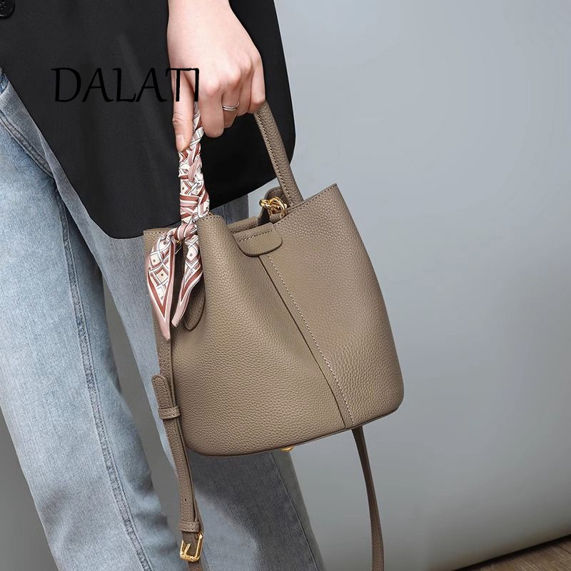 Túi cảm giác cao cấp Đà Lạt Nữ Phong cách mới Niche Họa tiết Túi Messenger Siêu mềm Phù hợp với mọi trận đấu Túi xô di động thời trang