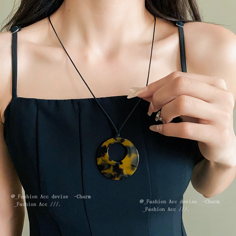 Mới Nhựa Trung Quốc tròn rỗng vòng cổ dài phong cách dân tộc cổ điển dây chuyền áo len thời trang cá tính thời trang bán buôn