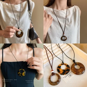 Mới Nhựa Trung Quốc tròn rỗng vòng cổ dài phong cách dân tộc cổ điển dây chuyền áo len thời trang cá tính thời trang bán buôn