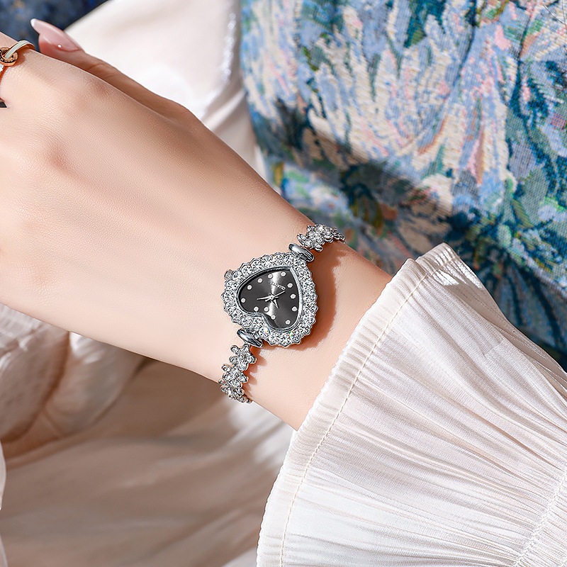 Đồng hồ đeo tay hình trái tim thời trang cỏ bốn lá cỏ ba lá đồng hồ thạch anh nữ có giá trị cao