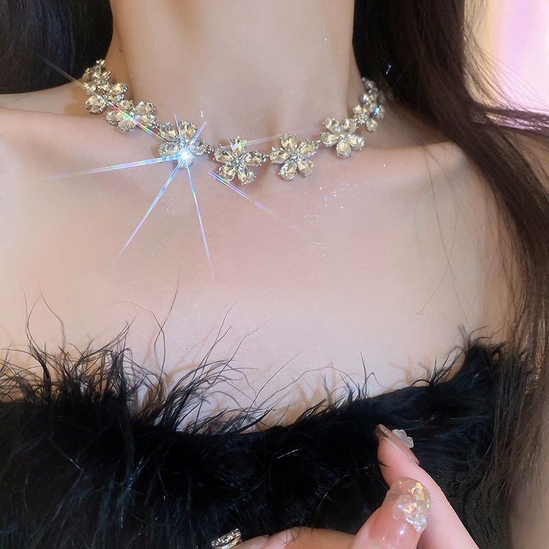Bộ bông tai và vòng cổ đính kim cương, thời trang thanh lịch