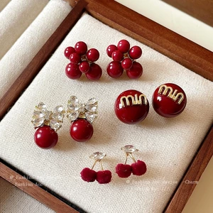 Pin bạc đổ xô inset anh đào chữ bông tai đinh tán thích hợp bông tai thiết kế cao cấp lễ hội tất cả các bông tai tinh tế nữ