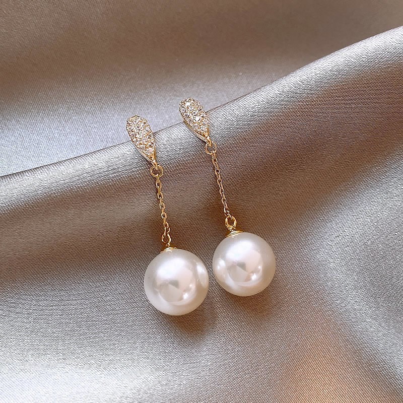 Tông màu vàng cubic zirconia và ngọc trai, bông tai nữ dây xích liên kết, thiết kế thanh lịch phù hợp cho cô dâu phương Tây.