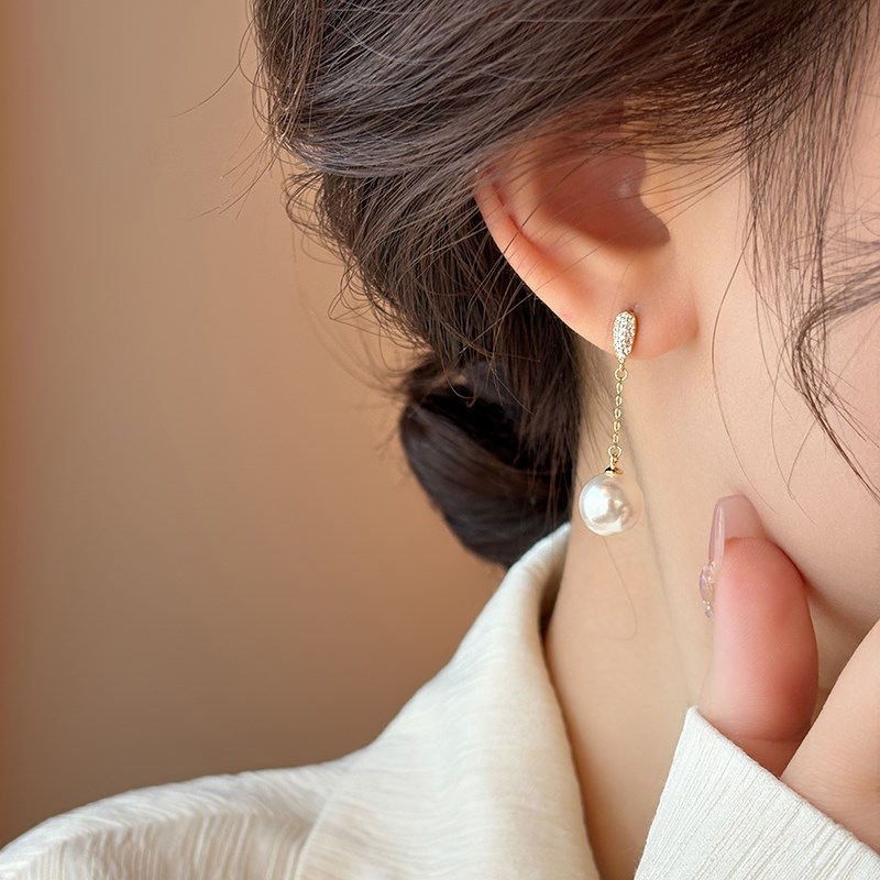 Tông màu vàng cubic zirconia và ngọc trai, bông tai nữ dây xích liên kết, thiết kế thanh lịch phù hợp cho cô dâu phương Tây.
