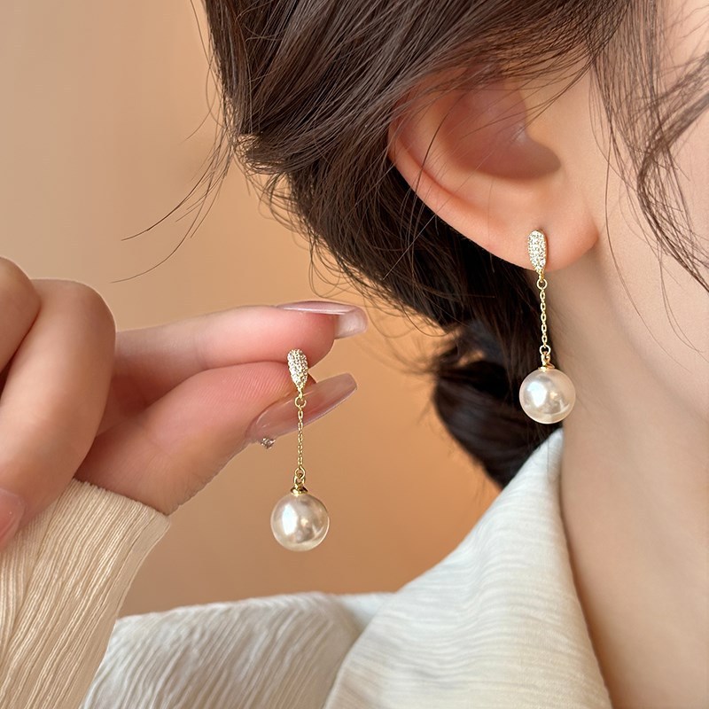 Tông màu vàng cubic zirconia và ngọc trai, bông tai nữ dây xích liên kết, thiết kế thanh lịch phù hợp cho cô dâu phương Tây.