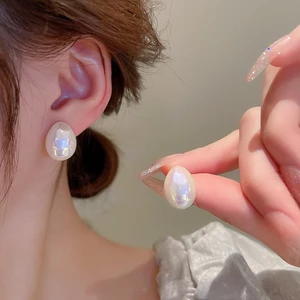Bạc kim đậu nàng tiên cá bông tai ngọc trai cá tính Pháp ins gió đinh tán thích hợp đơn giản khí chất bông tai bán buôn