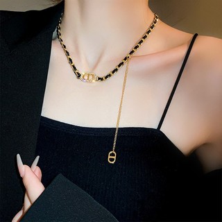 Dây chuyền giả da Hàn Quốc với inset kim cương và thiết kế mũi lợn, tạo cảm giác sang trọng, phù hợp dành cho nữ.