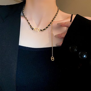 Dây chuyền giả da Hàn Quốc với inset kim cương và thiết kế mũi lợn, tạo cảm giác sang trọng, phù hợp dành cho nữ.