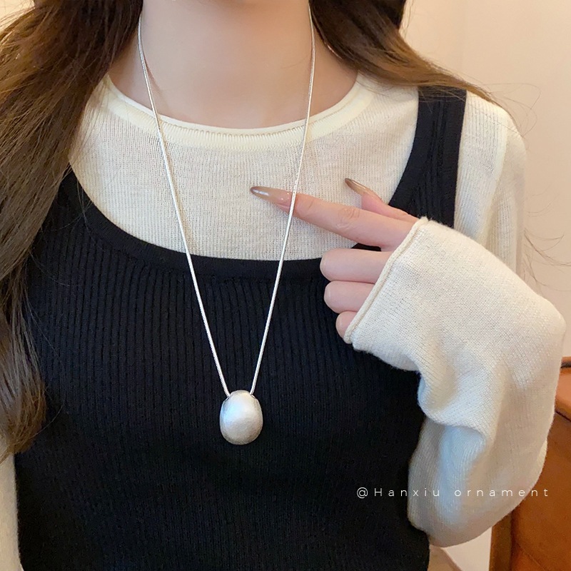 Mặt dây chuyền hình bầu dục mạ điện vàng thật vẽ vòng cổ đơn giản gió lạnh treo cổ áo len chuỗi với tất cả các đồ trang trí cổ áo cao cấp dành cho nữ