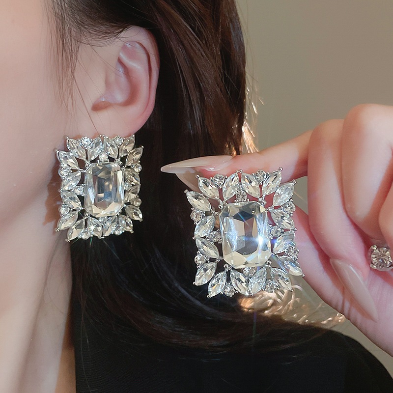 Ánh sáng Pháp sang trọng zircon nhiều lớp vòng cổ ngọc trai bông tai bộ vòng tay thời trang chuỗi xương đòn cao cấp cảm giác thích hợp trang sức