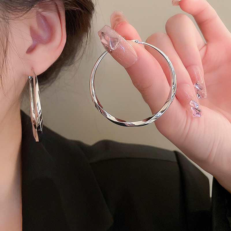 Pin bạc Thiết kế cá tính Hàn Quốc Bông tai hình tròn xoắn kim loại Thời trang đơn giản không khí đinh tán tai bông tai bán buôn