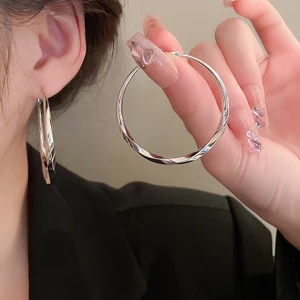 Pin bạc Thiết kế cá tính Hàn Quốc Bông tai hình tròn xoắn kim loại Thời trang đơn giản không khí đinh tán tai bông tai bán buôn