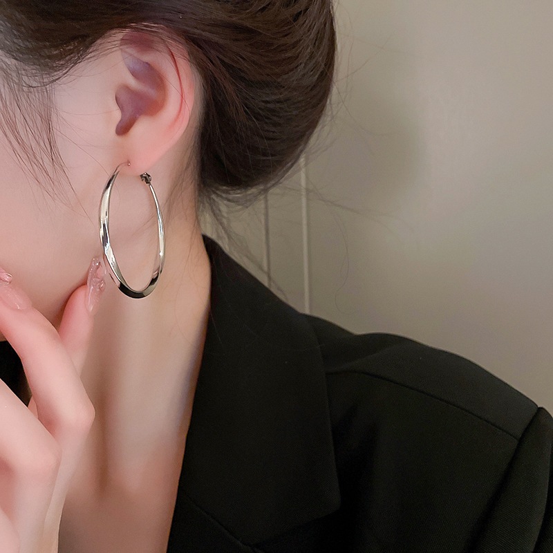 Pin bạc Thiết kế cá tính Hàn Quốc Bông tai hình tròn xoắn kim loại Thời trang đơn giản không khí đinh tán tai bông tai bán buôn