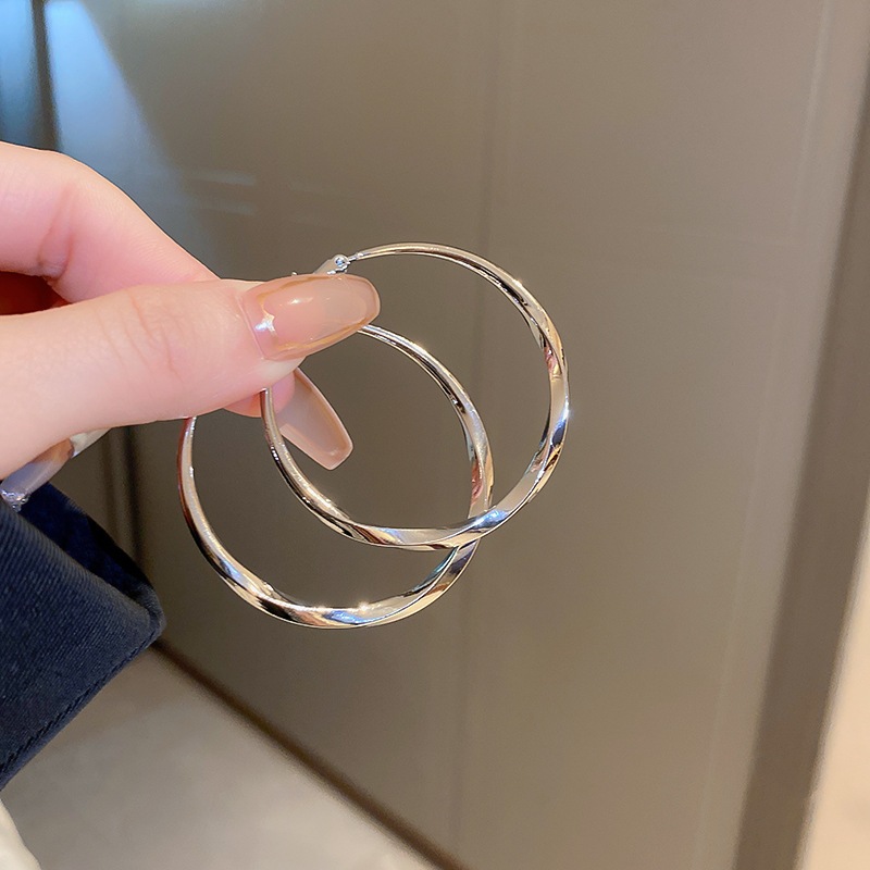 Pin bạc Thiết kế cá tính Hàn Quốc Bông tai hình tròn xoắn kim loại Thời trang đơn giản không khí đinh tán tai bông tai bán buôn