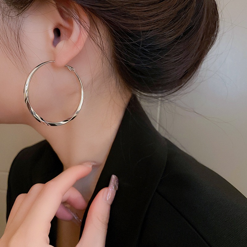Pin bạc Thiết kế cá tính Hàn Quốc Bông tai hình tròn xoắn kim loại Thời trang đơn giản không khí đinh tán tai bông tai bán buôn