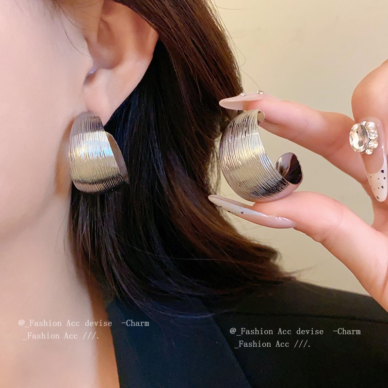 Kim thép sọc hình học Bông tai hình chữ C cảm giác cao cấp đi lại thiết kế bông tai đinh tán nữ thời trang mới phù hợp bông tai bán buôn