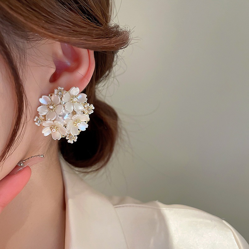 Bông Tái Nữ Cụm Ngọc Trai Hoa, Thiết Kế Lãng Mạn và Thanh Lịch