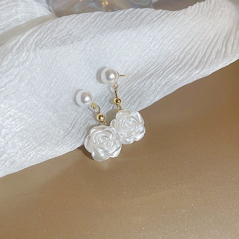Kim bạc Bông tai ngọc trai hoa trắng Pháp nhẹ nhàng thanh lịch khí chất đinh tán đơn giản mọi thứ phù hợp với khí chất bông tai bán buôn