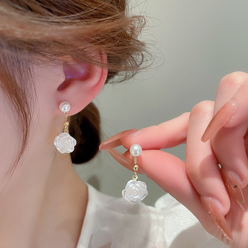 Kim bạc Bông tai ngọc trai hoa trắng Pháp nhẹ nhàng thanh lịch khí chất đinh tán đơn giản mọi thứ phù hợp với khí chất bông tai bán buôn