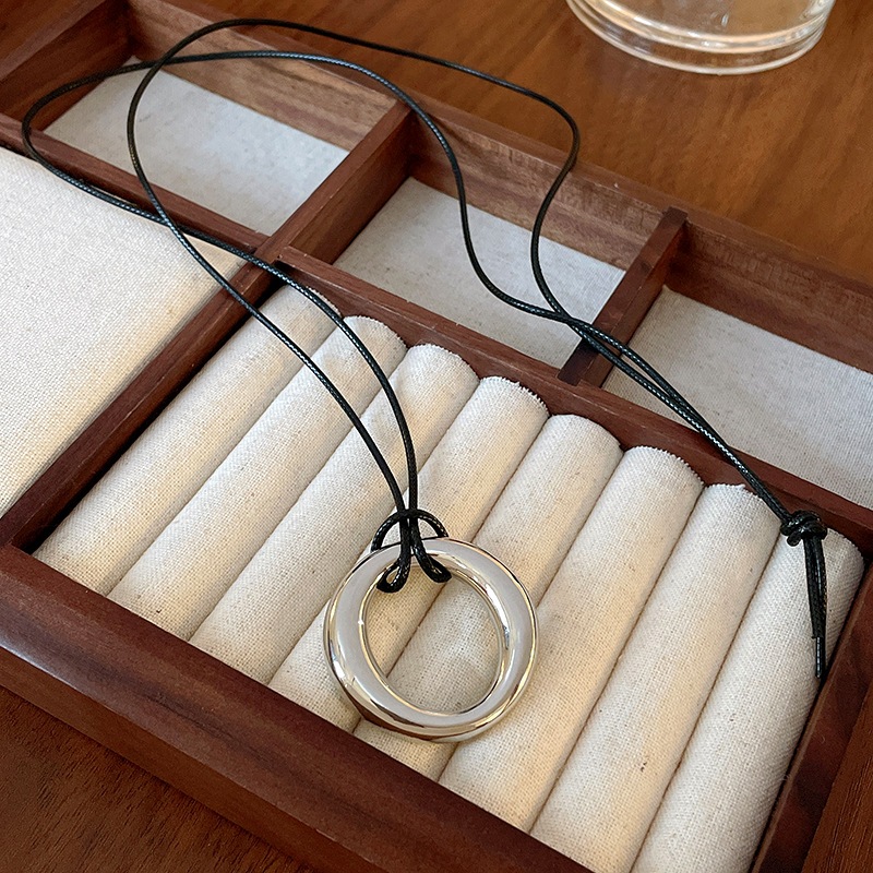 Dây da đơn giản vòng cổ mặt dây chuyền vòng cổ mùa thu đông mới dây chuyền áo len retro cá tính cao cấp cảm giác khí chất cổ áo