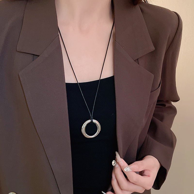 Dây da đơn giản vòng cổ mặt dây chuyền vòng cổ mùa thu đông mới dây chuyền áo len retro cá tính cao cấp cảm giác khí chất cổ áo