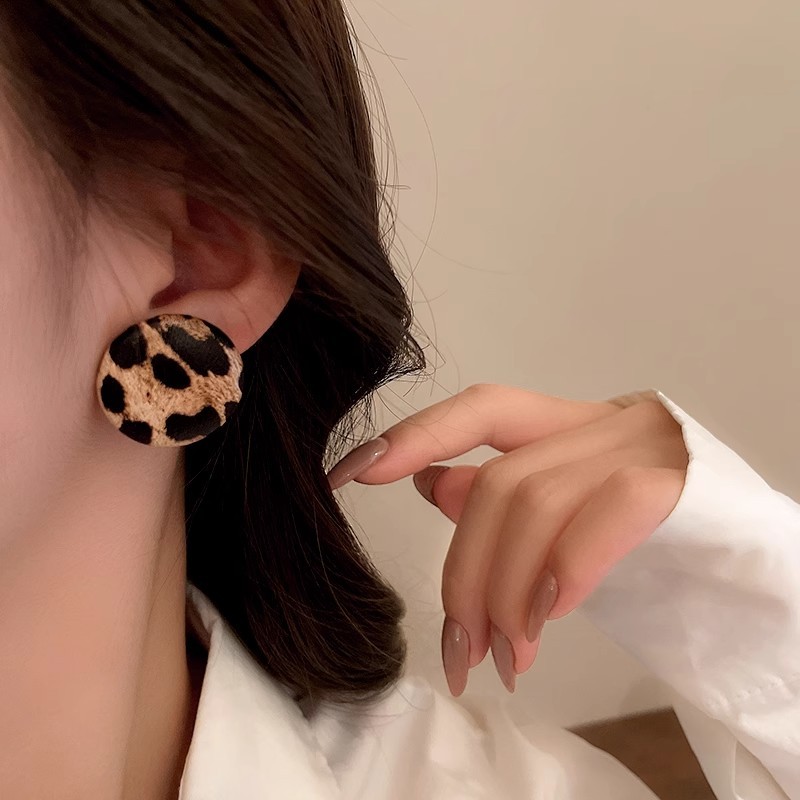 Tính khí mới in hoa báo độc đáo bông tai mùa thu đông cảm giác cao cấp mặt tròn phóng đại phù hợp cho bông tai nữ