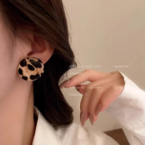 Tính khí mới in hoa báo độc đáo bông tai mùa thu đông cảm giác cao cấp mặt tròn phóng đại phù hợp cho bông tai nữ
