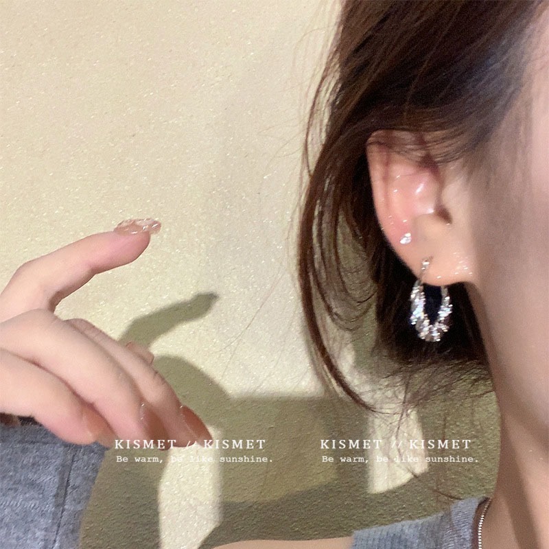 Bông tai bầu trời đầy sao sang trọng khóa tai nữ phóng đại vòng tròn lớn đinh tán tai
