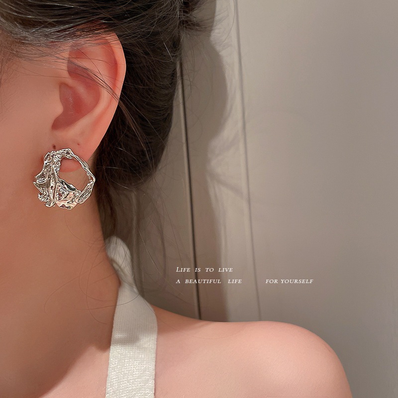 Pin bạc mới Hàn Quốc gió lạnh không đều rỗng đinh tán cá tính bông tai thời trang phù hợp với nữ