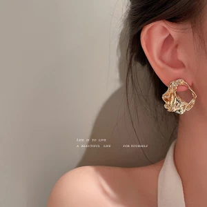 Pin bạc mới Hàn Quốc gió lạnh không đều rỗng đinh tán cá tính bông tai thời trang phù hợp với nữ