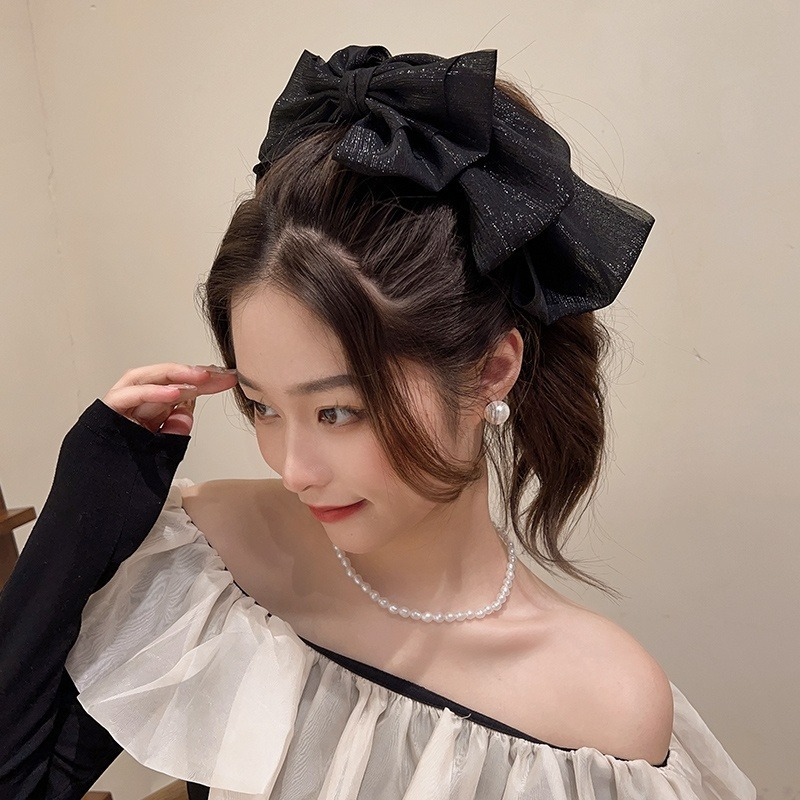 Kẹp tóc nhiều lớp nơ lớn và ruy băng tua rua, phù hợp cho cô gái tạo kiểu đuôi ngựa dài