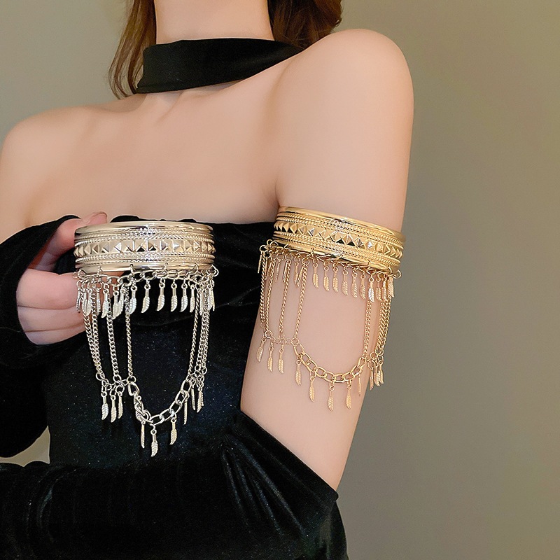 Vòng đeo tay nữ thời trang từ lông vũ và kim loại, thiết kế độc đáo