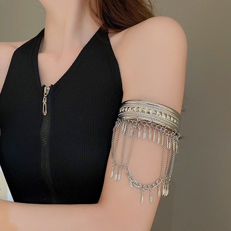 Vòng đeo tay nữ thời trang từ lông vũ và kim loại, thiết kế độc đáo