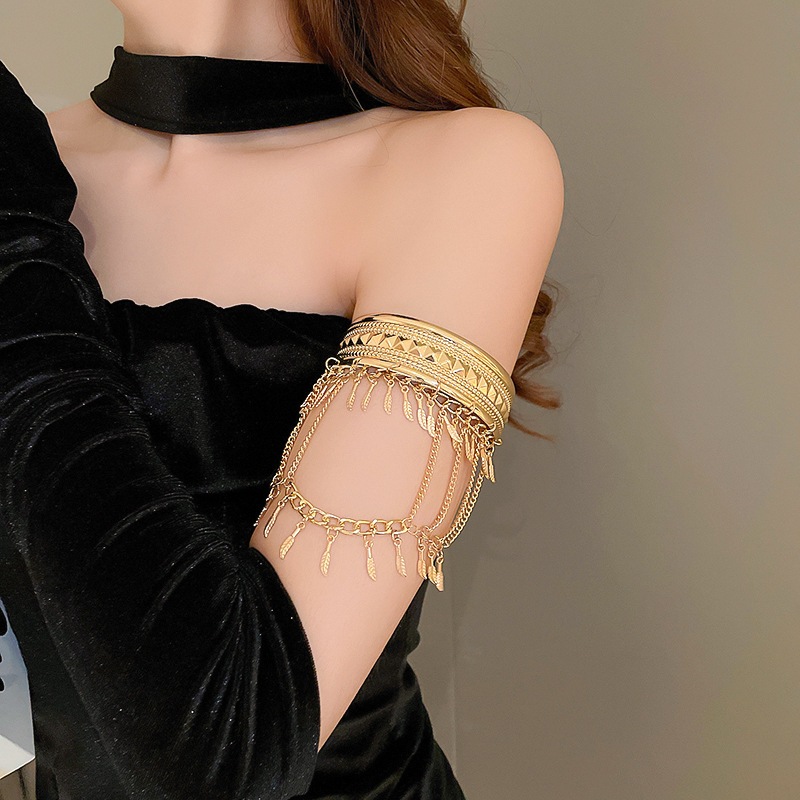 Vòng đeo tay nữ thời trang từ lông vũ và kim loại, thiết kế độc đáo