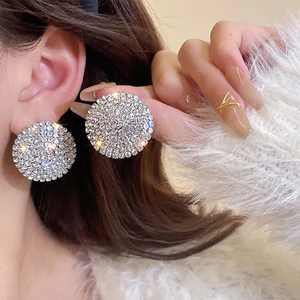 Bộ kim bạc bông tai tròn kim cương Châu Âu và Hoa Kỳ khuyên tai thiết kế thích hợp Bông tai cao cấp khí chất