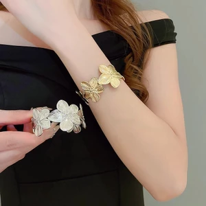 Châu Âu và Hoa Kỳ Bướm Mở Vòng Tay Gió Lạnh Ánh Sáng Sang Trọng Nhỏ Cao Cấp Cảm Giác Vòng Tay Cá Tính Tinh Tế Tính Khí Xu Hướng Tay Trang Sức