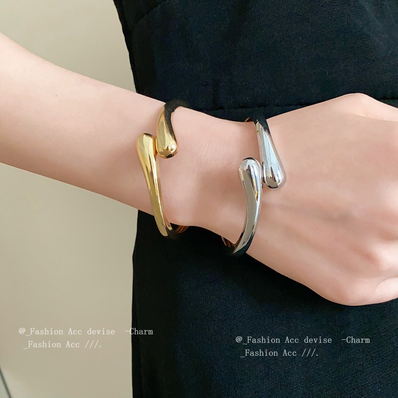 Châu Âu và Hoa Kỳ xuyên biên giới thả nước mở vòng tay thích hợp đơn giản khí chất vòng tay kim loại thời trang cá tính gió lạnh trang trí tay người phụ nữ