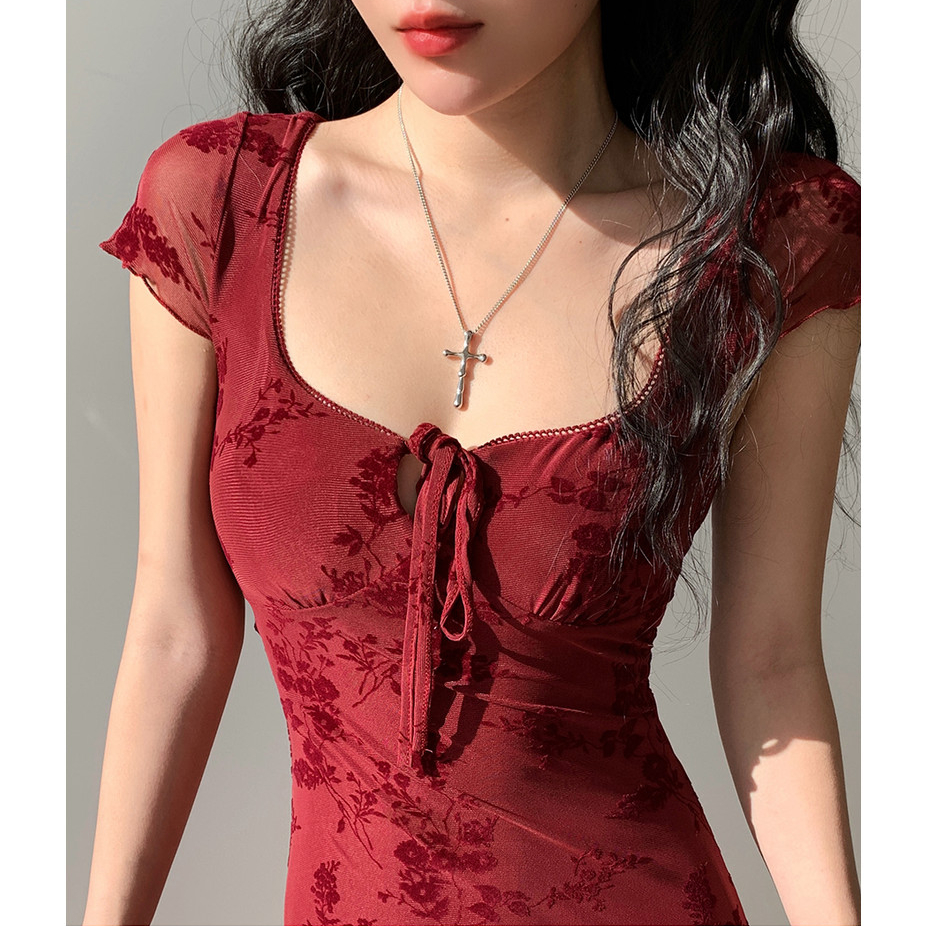 Pháp Nguyên Chất Desire Phong Cách Đổ xô Váy Ngắn Gợi Cảm In Hình Màu Đỏ Ôm Hẹp Cổ Vuông Gạc Tay Ngắn Dây Đeo Ngực Tính Khí Xù Một @ -