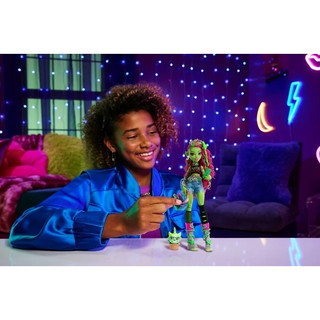 Búp bê thời trang Monster High Venus McFlytrap với kẹo nhai thú cưng và phụ kiện HRP81