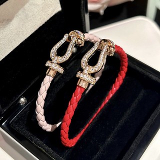 Móng ngựa khóa zircon màu đỏ vòng tay nữ thích hợp thời trang khí chất vòng tay
