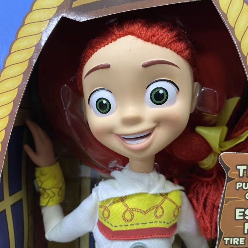 Nhân vật hành động nói chuyện tương tác chính thức của Disney Store Jessie từ Câu chuyện đồ chơi, có âm thanh và cụm từ từ trong phim, tương tác với các nhân vật và đồ chơi khác