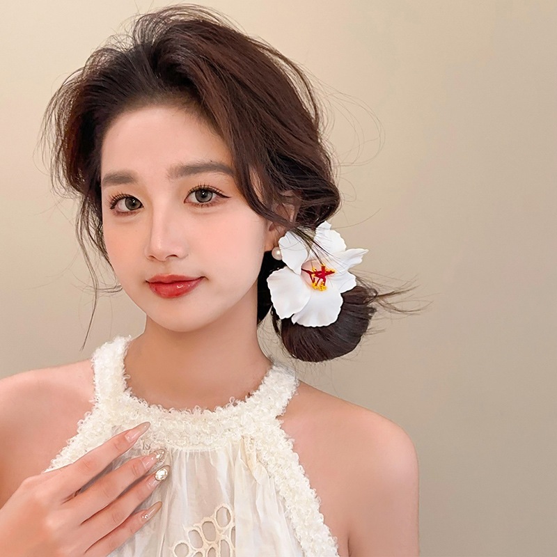 Kẹp tóc hoa đỏ sống động - phụ kiện tóc thời trang mỗi ngày