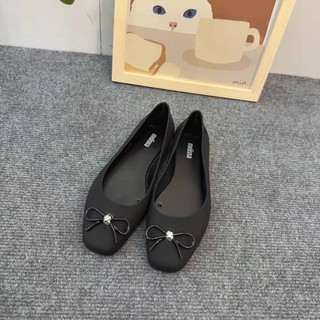 Giày đế bằng mũi vuông Melissa 2025
