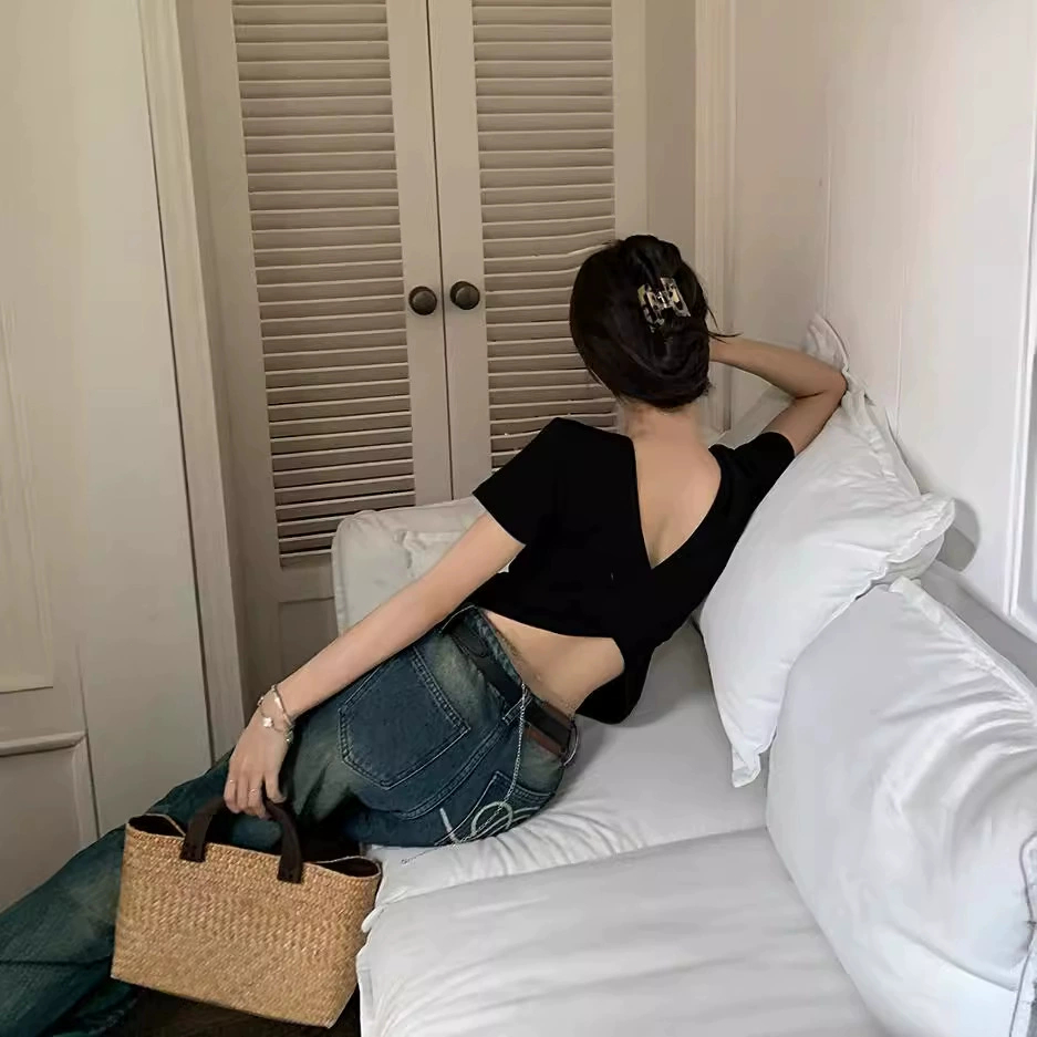 Mùa hè hot girl thiết kế hàng đầu cao cấp cảm giác thích hợp lưng màu đen mỏng vừa vặn áo thun ngắn tay