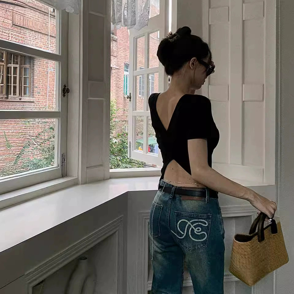 Mùa hè hot girl thiết kế hàng đầu cao cấp cảm giác thích hợp lưng màu đen mỏng vừa vặn áo thun ngắn tay