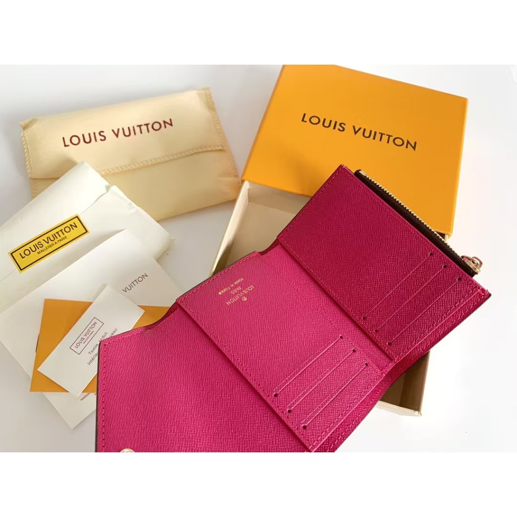 Chuẩn bị gửi hàng du lịch, hành lý, phụ kiện du lịch, túi đựng đồ du lịch M41938