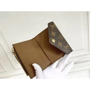 Chuẩn bị gửi hàng du lịch, hành lý, phụ kiện du lịch, túi đựng đồ du lịch M41938