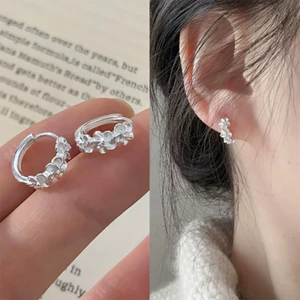 Một cặp Bông tai hoa ba chiều cao cấp thời trang, nhẹ nhàng sang trọng Thiết kế thích hợp và Bông tai đa năng