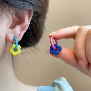 Hợp kim sơn màu bất đối xứng Khối hoa Huggie Hoop Bông tai dành cho nữ, Y2K Phong cách cổ điển dễ thương để mặc hàng ngày & kỳ nghỉ