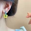Sơn phun hoạt hình ngọt ngào tròn trung tâm khóa tai hoa Bông tai đi lại thời trang cá tính phụ kiện cảm ứng cao